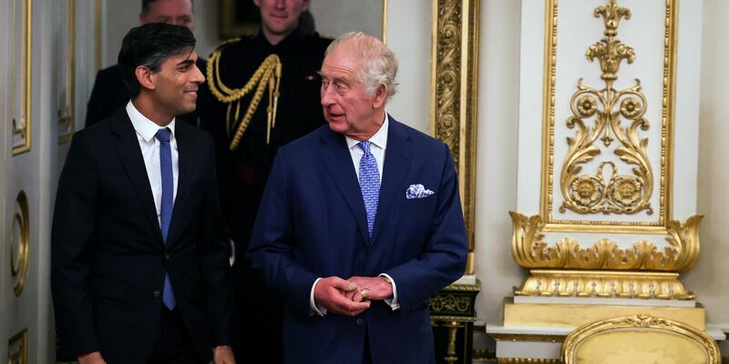 Premierminister Rishi Sunak ist in regelmäßigem Kontakt mit König Charles. - Foto: Daniel Leal/PA Wire/dpa