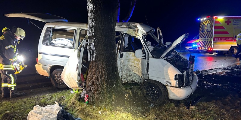 POL-STD: 27-jähriger VW-Busfahrer bei Unfall in der Gemarkung Bliedersdorf schwer verletzt, Unbekannte brechen Baucontainer in Stade auf - Foto: presseportal.de