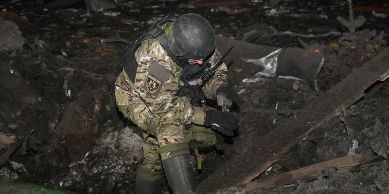 Ein ukrainischer Soldat inspiziert Trümmer eines eingestürzten Gebäudes. (Symbolbild). - Foto: Andrii Marienko/AP/dpa