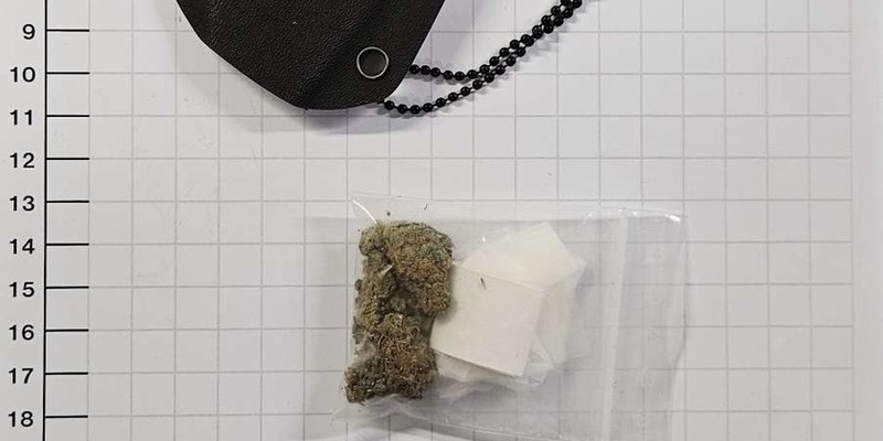 BPOL NRW: Gefälschte Dokumente, Drogen und Messer - Bundespolizei nimmt zweifach Gesuchten fest - Foto: presseportal.de