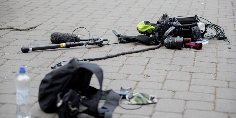 Die Ausrüstung des Kamerateams nach dem Übergriff am 1. Mai 2020 zwischen Alexanderplatz und Hackescher Markt. - Foto: Christoph Soeder/dpa