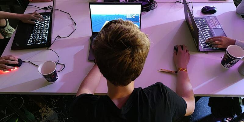 Junge Leute an Laptops (Archiv) - Foto: über dts Nachrichtenagentur