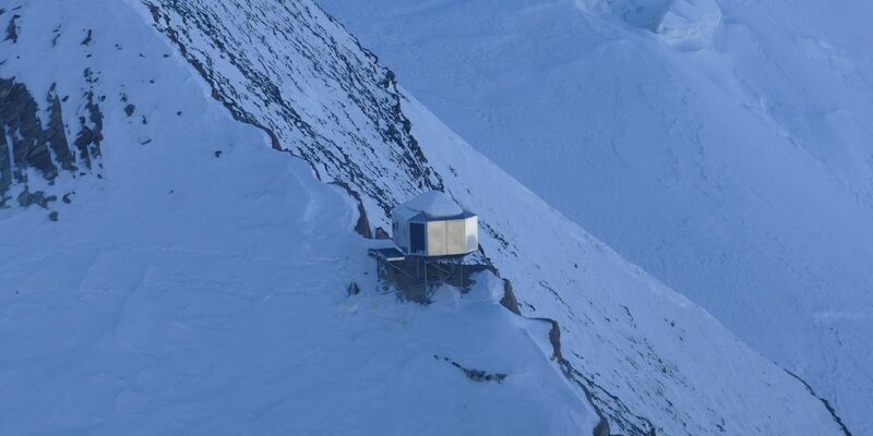 Zwei Tage saßen die beiden Bergsteiger aus Tschechien auf 3200 Metern Seehöhe am Großglockner fest. - Foto: Unbekannt/LPD KÄRNTEN/APA/dpa