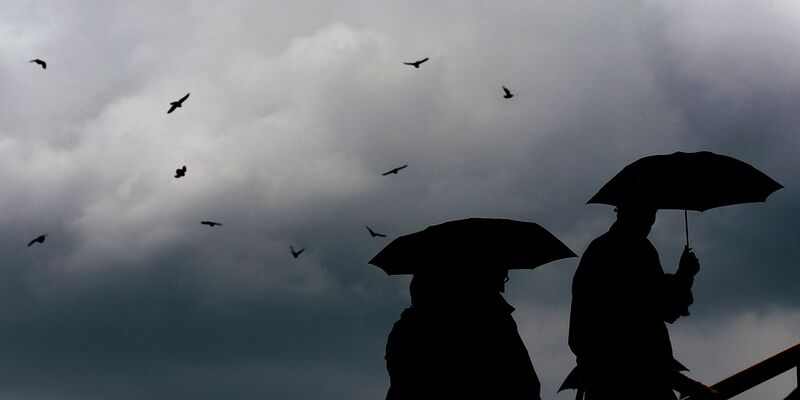 In der Mitte Deutschlands müssen sich die Menschen auf Regen einstellen. - Foto: Oliver Berg/dpa