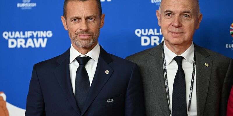 DFB-Präsident Bernd Neuendorf (r) hat die Unterstützung für UEFA-Chef Aleksander Ceferin bekräftigt. - Foto: Arne Dedert/Deutsche Presse-Agentur GmbH/dpa