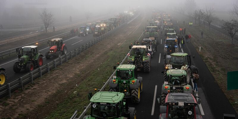 Hunderte von katalanischen Landwirten und Viehzüchtern haben sich den Protesten auf europäischer Ebene angeschlossen. - Foto: Marc Asensio Clupes/ZUMA Press Wire/dpa
