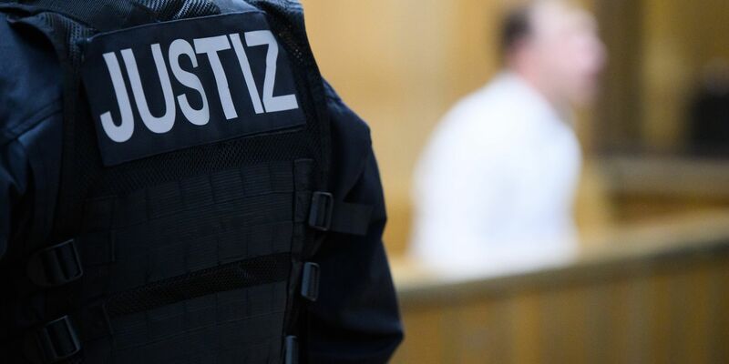 Der Angeklagte beim Prozessauftakt im Landgericht Hannover. - Foto: Julian Stratenschulte/dpa