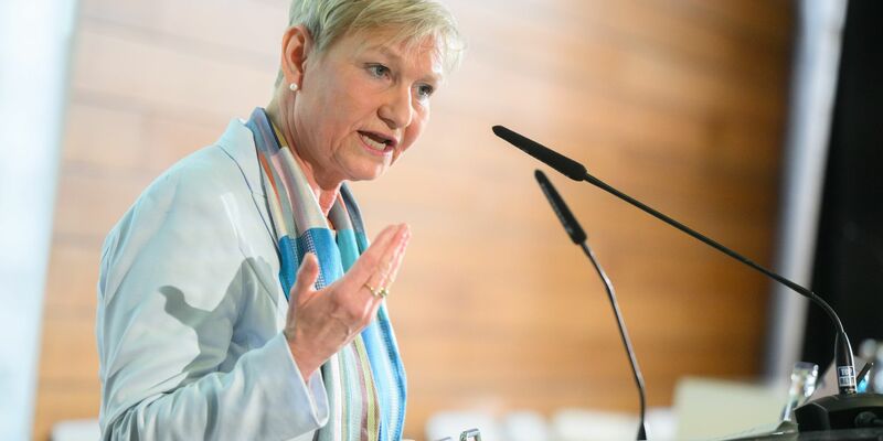Kirsten Fehrs, Vorsitzende des Rates der EKD, spricht bei einer Pressekonferenz zur Vorstellung einer Studie zum Missbrauch in der evangelischen Kirche. - Foto: Julian Stratenschulte/dpa