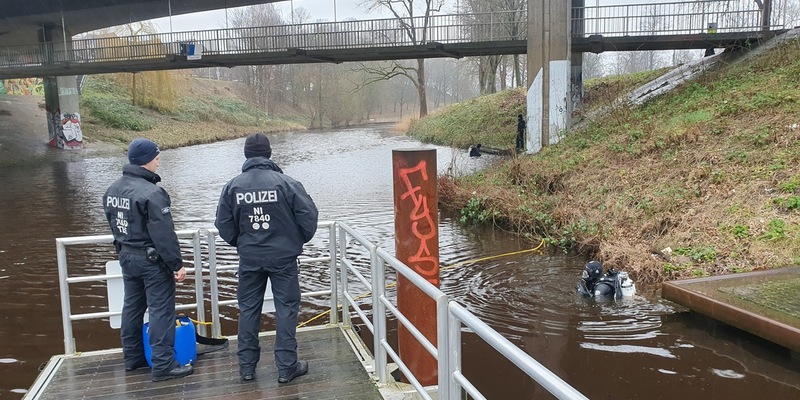POL-STD: Tötungsdelikt in Stade - Mordkommission setzt Polizeitaucher ein - Foto: presseportal.de