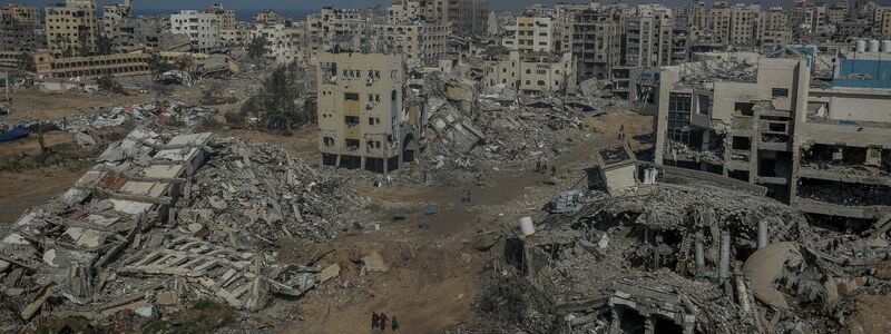 Bild der Verwüstung: Zahlreiche Gebäude im Gazastreifen liegen in Trümmern. - Foto: Omar Ishaq/dpa