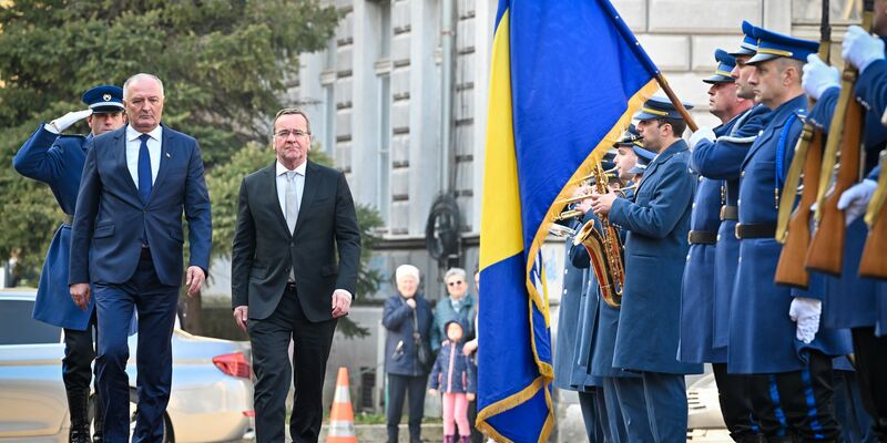 Bundesverteidigungsminister Boris Pistorius wird bei seiner Ankunft in Bosnien-Herzegowina von Verteidigungsminister Zukan Helez mit militärischen Ehren begrüßt. - Foto: Soeren Stache/dpa