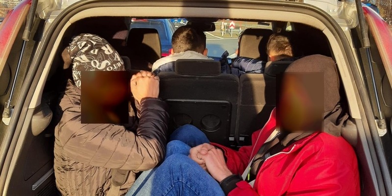 Bundespolizeidirektion München: Mutmaßlicher Schleuser flieht vor Polizei und soll andere auf der A8 gefährdet und bei der Festnahme Widerstand geleistet haben - Foto: presseportal.de