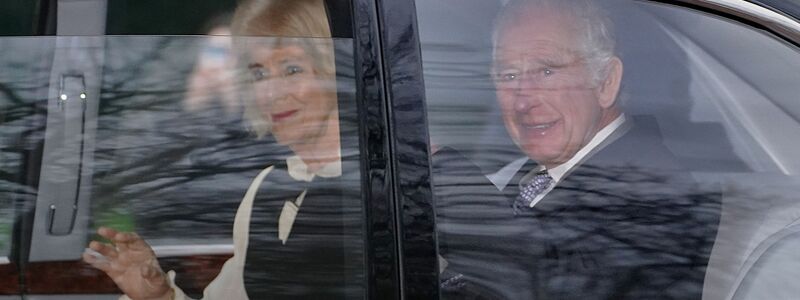 König Charles III. und Königin Camilla verlassen in einer Limousine das Clarence House in London. - Foto: James Manning/PA Wire/dpa