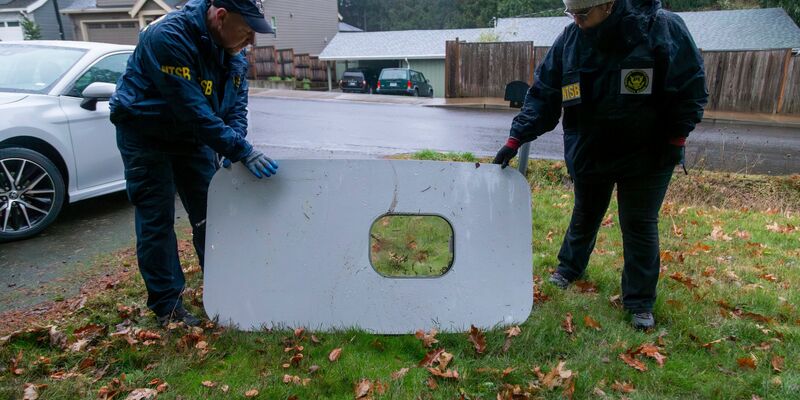 Der Türstopfen der bei dem Alaska Airlines Flug 1282 herausgebrochen war. - Foto: -/National Transportation Safety Board/AP/dpa