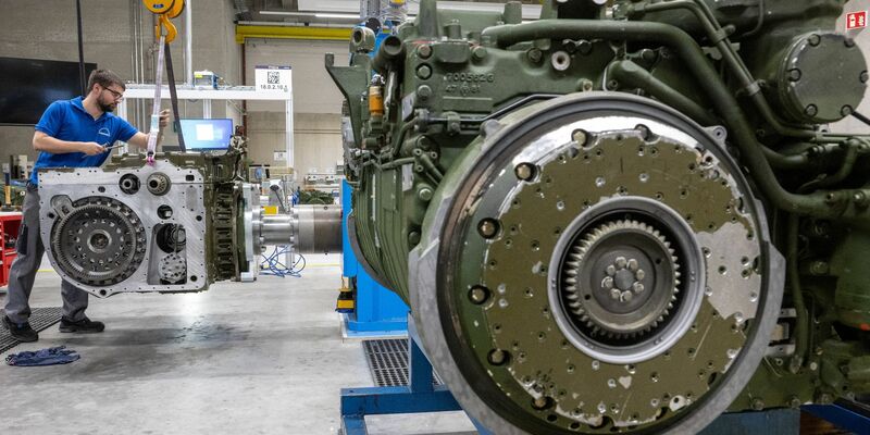 Ein Mitarbeiter montiert bei dem Unternehmen Renk das Getriebe für einen Panzer. - Foto: Stefan Puchner/dpa