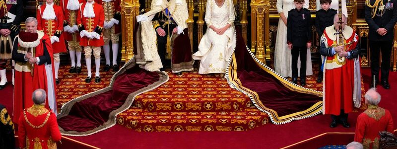 Charles III sitzt neben Camilla während der Eröffnung des Parlaments im Palace of Westminster. - Foto: Kirsty Wigglesworth/AP Pool/AP