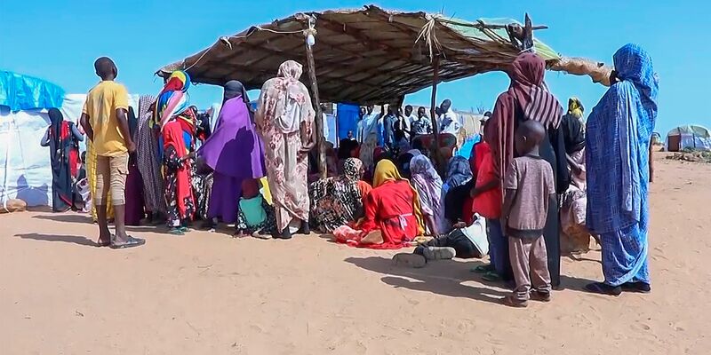 Menschen besteigen einen Lastwagen, um eine Stadt im Sudan zu verlassen. - Foto: Uncredited/AP/dpa