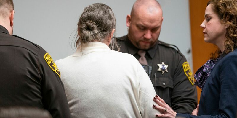 Die Mutter eines Teenagers, der vier Schüler erschossen hatte, wurde wegen fahrlässiger Tötung verurteilt. - Foto: Mandi Wright/Detroit Free Press Pool via AP/dpa