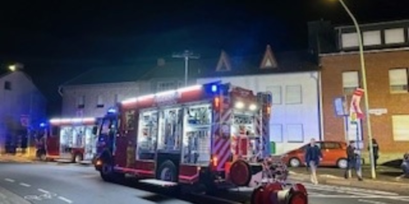 FW Düren: Vollbrand eines Anbaus im Dürener Ortsteil Gürzenich - Foto: presseportal.de