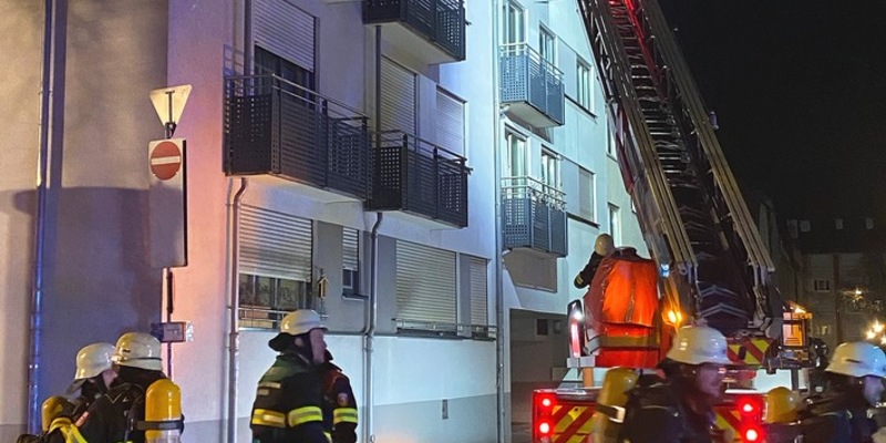FW-M: Brand in Mehrparteienhaus, eine Person verletzt (Neuhausen) - Foto: presseportal.de