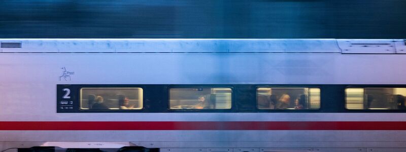 Ein ICE fährt aus dem Stuttgarter Hauptbahnhof heraus (Aufnahme mit Langzeitbelichtung). - Foto: Marijan Murat/dpa