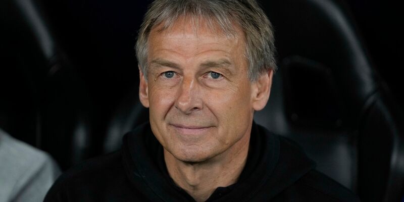 Jürgen Klinsmanns Lächel sorgt in Südkorea für Unmut. - Foto: Thanassis Stavrakis/AP