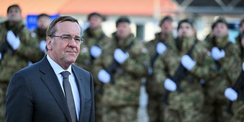 Boris Pistorius im Camp Butmir in Sarajevo. - Foto: Soeren Stache/dpa