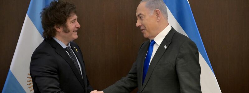 Israels Ministerräsident Netanjahu (r) hat den argentinischen Präsidenten Milei in Jerusalem empfangen. - Foto: ---/ Amos Ben-Gershom (GPO)/dpa