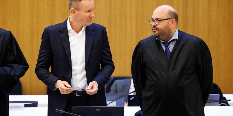 Der frühere Wirecard-Vorstandschef Markus Braun (l) im Gerichtssal neben seinem Rechtsanwalt Nico Werning. - Foto: Matthias Balk/dpa