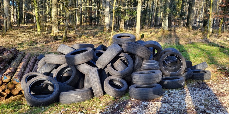 POL-UL: (BC) Laupheim - Altreifen entsorgt / In den vergangenen Tagen hatte ein Unbekannter in einem Waldstück bei Laupheim eine größere Menge Reifen entsorgt. - Foto: presseportal.de