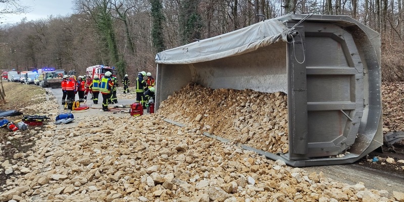 FW Eigeltingen: Einsatz der Feuerwehr Abteilungen Eigeltingen, Reute und Stockach wegen Verkehrsunfall auf der L440 - Foto: presseportal.de