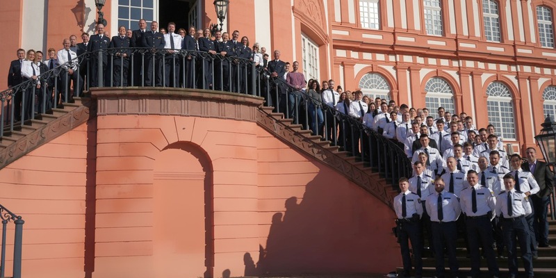POL-RTK: Neue Mitarbeiterinnen und Mitarbeiter für das Polizeipräsidium Westhessen, Feierliche Begrüßung im Schloss Biebrich, Montag, 05.02.2024 - Foto: presseportal.de