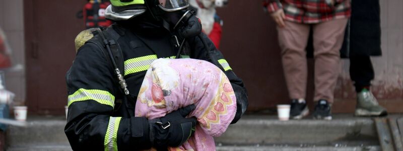 Alltag im Krieg: Menschen suchen Zuflucht in der U-Bahn.  - Foto: -/ukrin/dpa