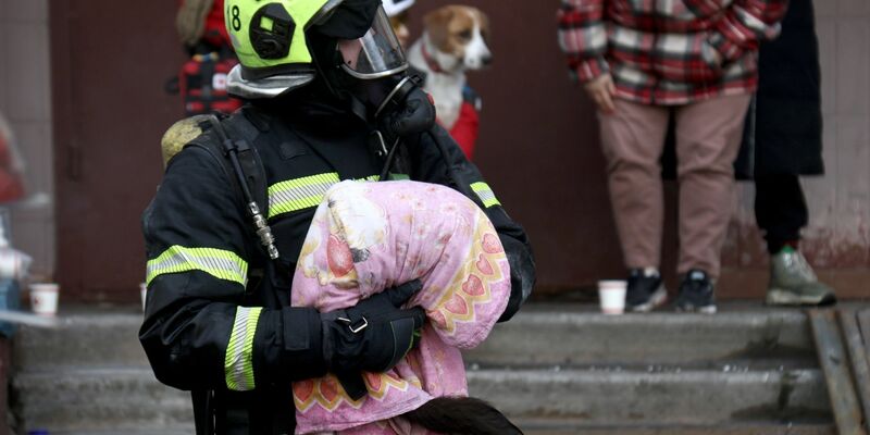 Alltag im Krieg: Menschen suchen Zuflucht in der U-Bahn. - Foto: -/ukrin/dpa