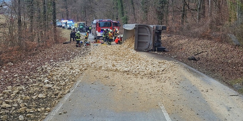 FW Stockach: Einsatz der Feuerwehr Abteilungen Eigeltingen, Reute und Stockach wegen Verkehrsunfall auf der L440 - Foto: presseportal.de