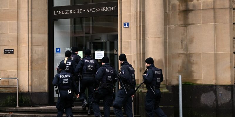 Polizisten sichern das Gerichtsgebäude in Duisburg. - Foto: Federico Gambarini/dpa
