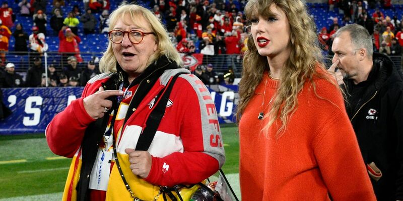 Taylor Swift (r) und Donna Kelce, die Mutter von Swifts Partner Travis Kelce,  nach einem NFL-Footballspiel. - Foto: Nick Wass/AP/dpa
