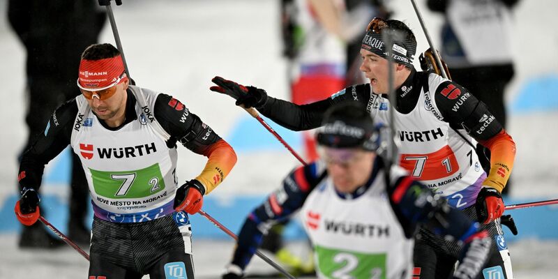 Justus Strelow (r) beim Wechsel auf den zweiten Läufer, Philipp Nawrath (l). - Foto: Hendrik Schmidt/dpa