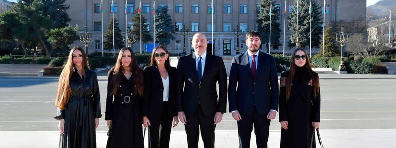Staatschef Ilham Aliyev (M) mit seiner Familie. - Foto: Azerbaijani Presidential Press Office/AP/dpa
