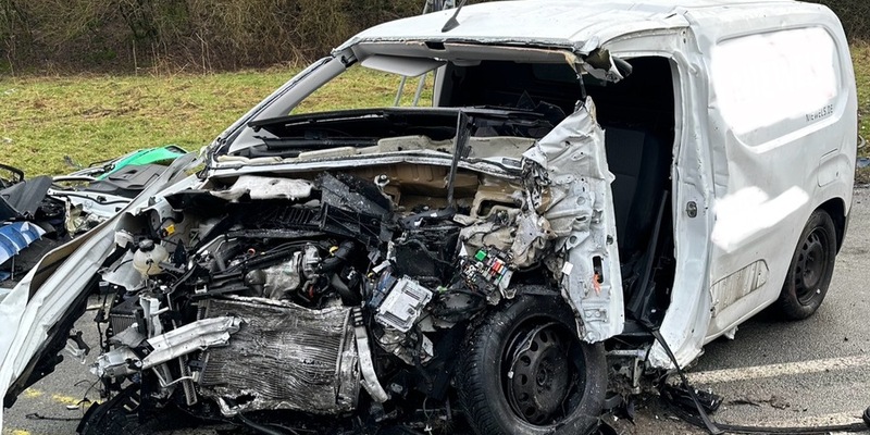 FW Horn-Bad Meinberg: Schwerer Verkehrsunfall auf der B 1 mit 3 tödlich verletzten Personen - Foto: presseportal.de