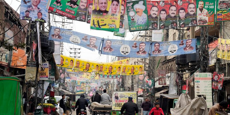 Menschen lesen an einem Stand in Lahore die Morgenzeitung. Pakistans Wahlen waren überschattet von Internetsperren und Manipulationsvorwürfen. - Foto: K.M. Chaudary/AP/dpa