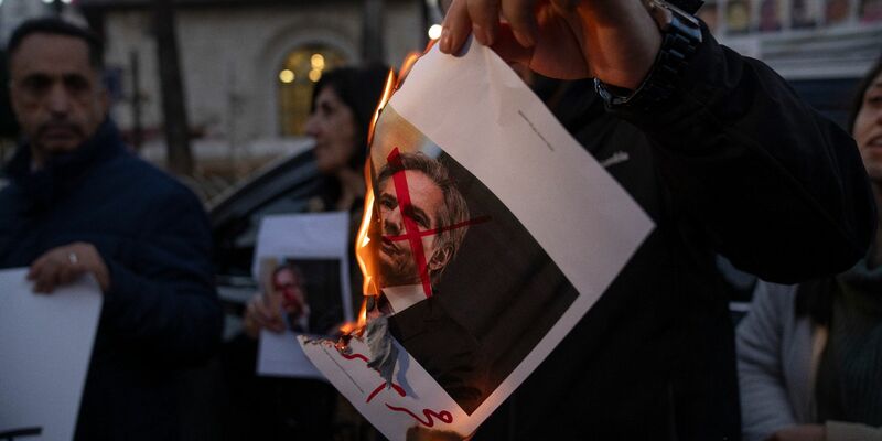 Ein palästinensischer Demonstrant verbrennt ein Bild von US-Außenminister Blinken. Blinken ist zurzeit in Nahost, um Gespräche über eine Waffenruhe und die Freilassung weiterer Geiseln zu führen. - Foto: Nasser Nasser/AP/dpa
