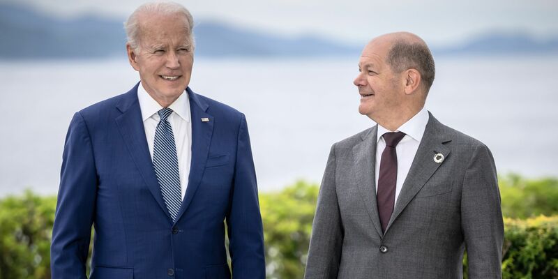 US-Präsident Joe Biden (l) und Bundeskanzler Olaf Scholz wollen sich am Freitag in Washington treffen. - Foto: Michael Kappeler/dpa