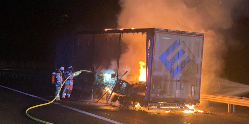 FW Frankenthal: Vollbrand eines Sattelaufliegers auf der Autobahn 61 - Foto: presseportal.de
