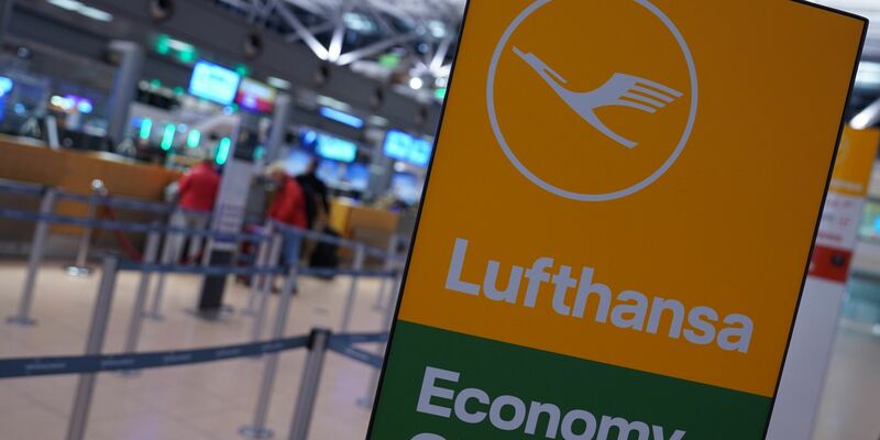 Passagiere am Check-in-Bereich der Lufthansa im Terminal 2 am Flughafen in Hamburg. - Foto: Marcus Brandt/dpa