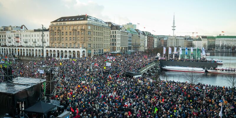 Die Großdemonstration gegen rechts Mitte Januar in Hambug wurde wegen Überfüllung abgebrochen. - Foto: Jonas Walzberg/dpa