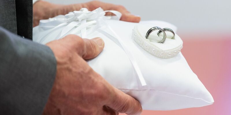 Das Durchschnittsalter bei der ersten Heirat ist in Deutschland auf einen Höchststand gestiegen. - Foto: Silas Stein/dpa