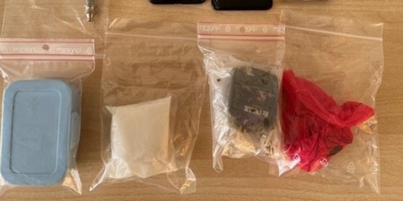 BPOL-FL: IZ - Mann mit Drogen läuft gegen Bahnhofstür - Foto: presseportal.de