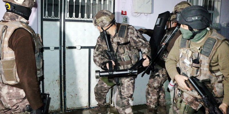 Türkische Polizisten nahmen 33 Razzien vor (Archivfoto). - Foto: Mahir Alan/AP/dpa