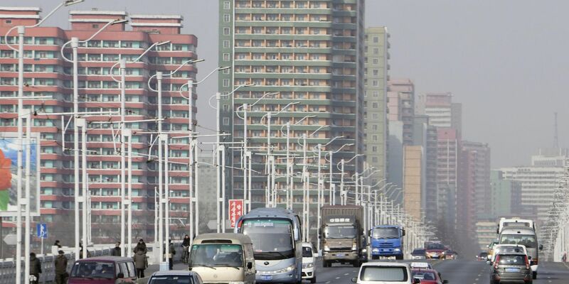 Autos fahren auf einer Straße vor Hochäusern in Pjöngjang entlang. Zwischen Nord- und Südkorea herrscht derzeit Funkstille. - Foto: ---/kyodo/dpa